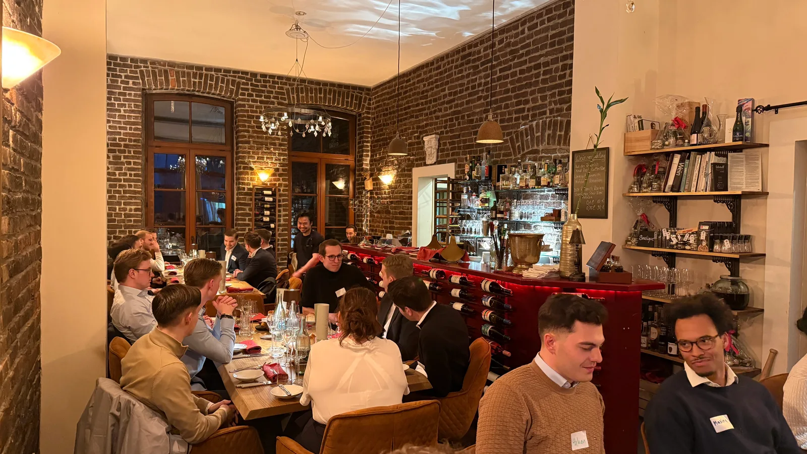 Talente und Unternehmensvertreter im Gespräch beim case Dinner